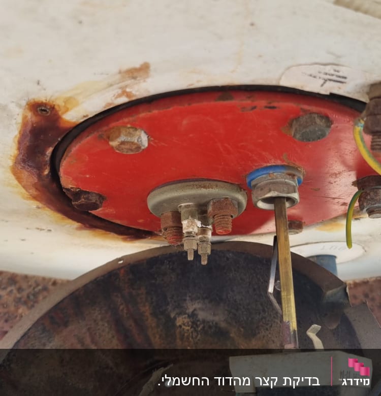 חלק תחתון של דוד שמש עם חיבורים חשמליים